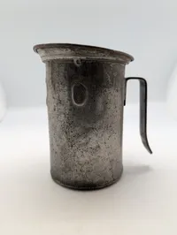 Antik metalmålekande med årstalsstempel 1953