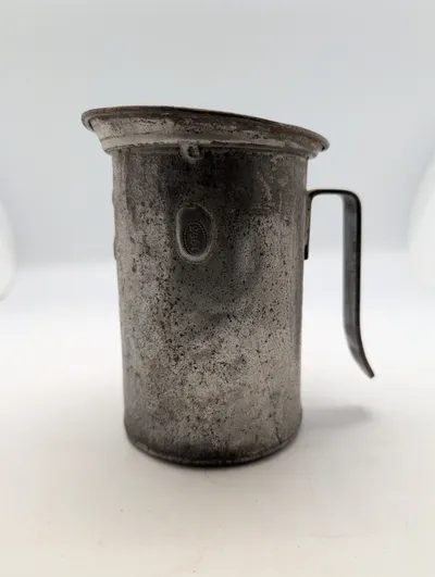 Antik metalmålekande med årstalsstempel 1953