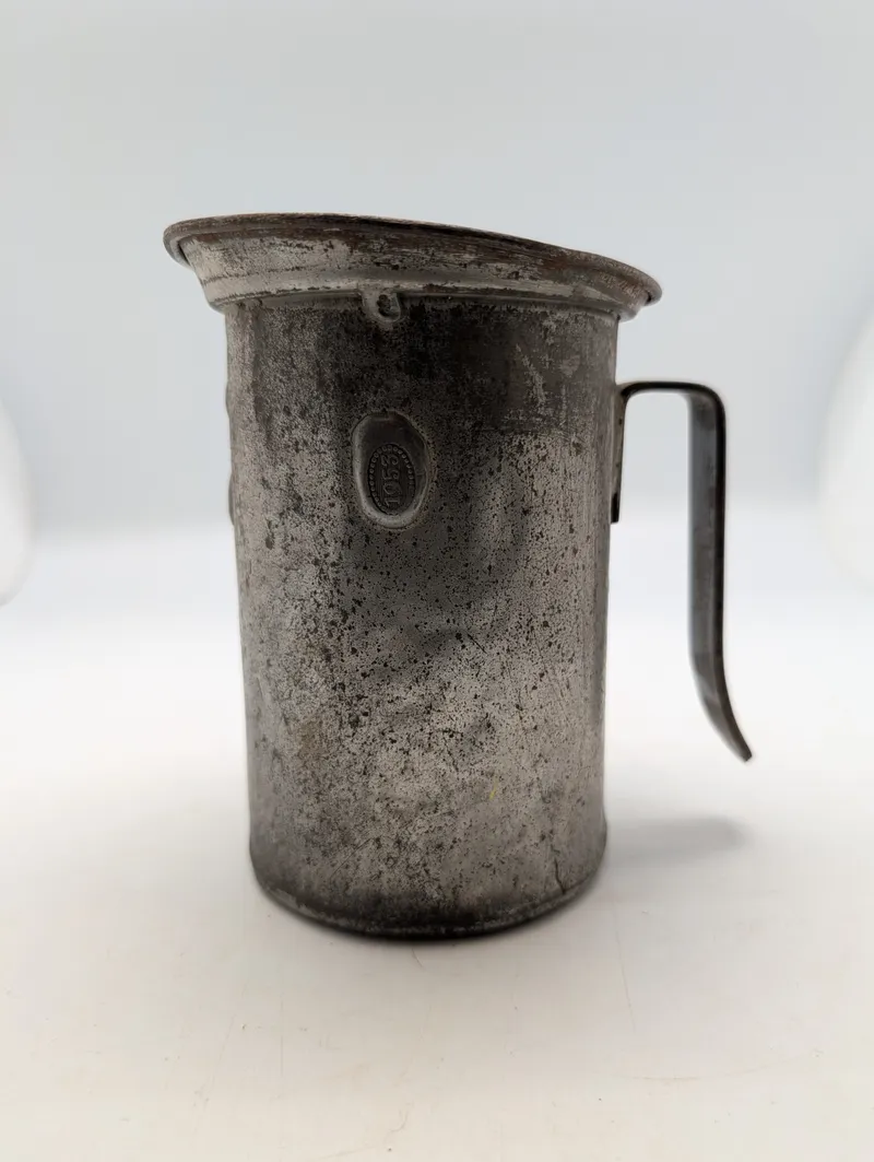 Antik metalmålekande med årstalsstempel 1953