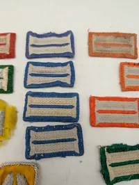 Samling af 15 broderede militære distinktioner og stofmærker DDR mm. 