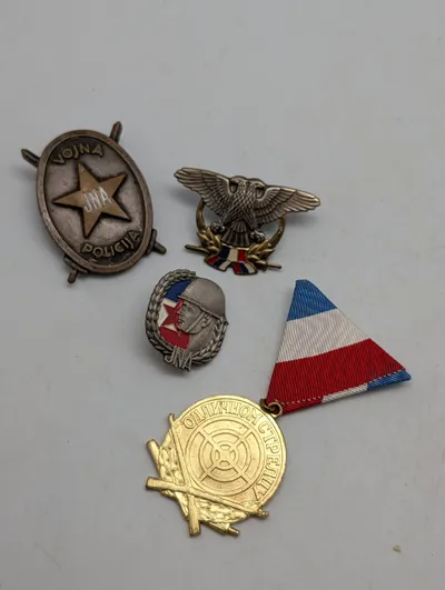 Samling af Jugoslaviske Militære JNA Medaljer og Emblemer