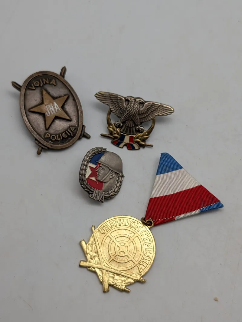 Samling af Jugoslaviske Militære JNA Medaljer og Emblemer