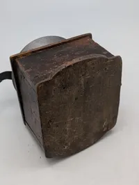 Antik kaffekværn i træ med støbejernstragt og håndsving