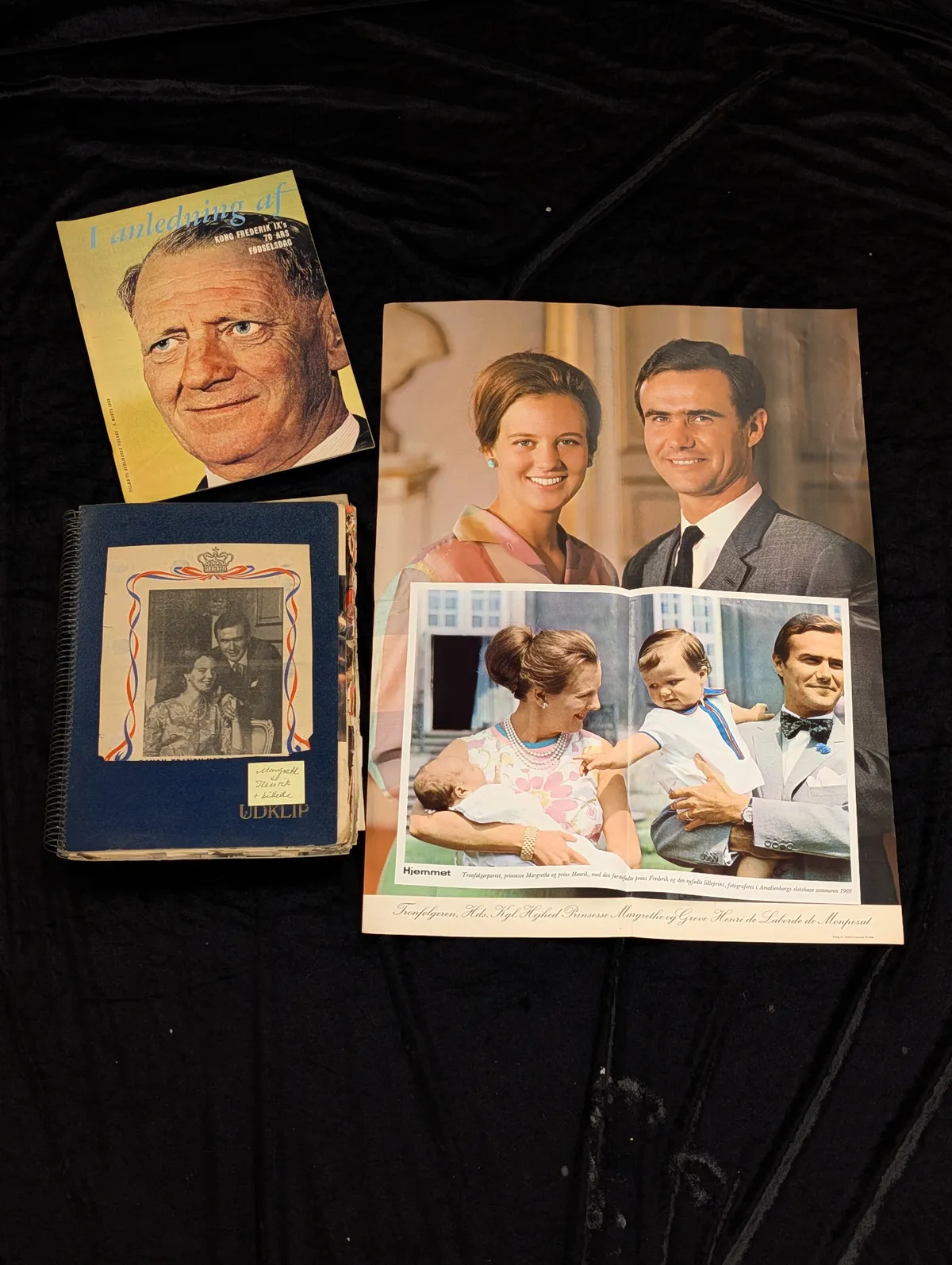 Samling af danske kongelige memorabilia, herunder scrapbog og plakater