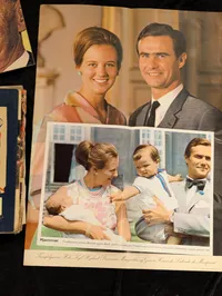 Samling af danske kongelige memorabilia, herunder scrapbog og plakater