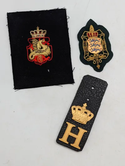 Samling af danske militære emblemer