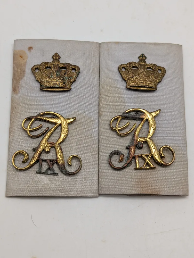 Par danske skulderstropper med Christian IX monogram og krone