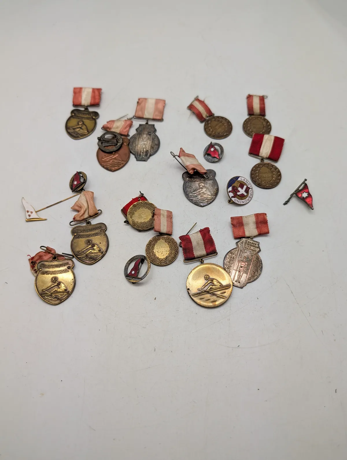 Samling af danske roning medaljer og emblemer fra Sønderjysk Kaproning