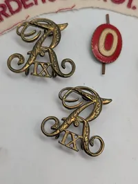 Garderhusarregimentet (GHR) uniformstilbehør med skulderemblem og mærker
