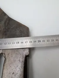 Antik tømrerøkse med smedestempel Bredbile