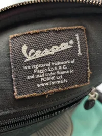 Vespa Skuldertaske i Sort Læder med Logo