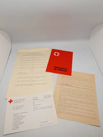 Dansk Røde Kors dokumentpakke vedrørende dekorationer og emblemer, 1981