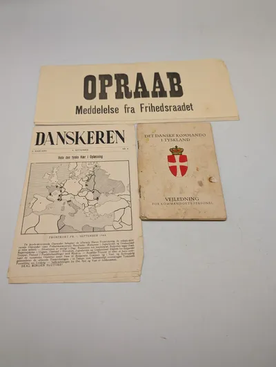 Samling af danske modstandsdokumenter og militærvejledning fra 2. verdenskrig