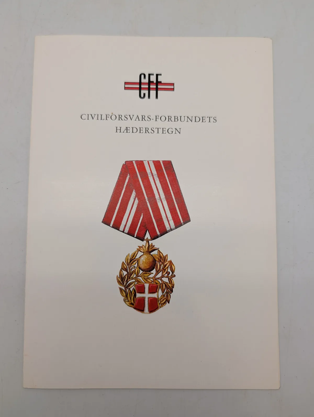 Civilforsvars-Forbundets Hæderstegn, diplomomslag med illustration