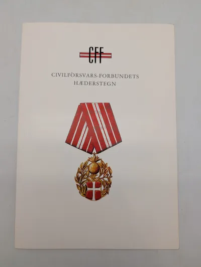 Civilforsvars-Forbundets Hæderstegn, diplomomslag med illustration