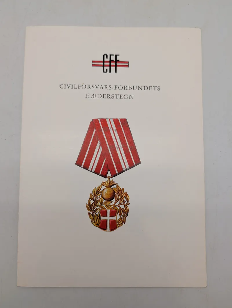 Civilforsvars-Forbundets Hæderstegn, diplomomslag med illustration