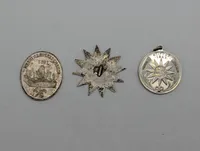 Samling af tre vintage Carlsberg-medaljer og emblemer Soltegn