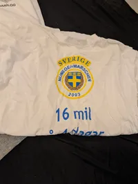 Samling af militære og maritime T-shirts og poloer, herunder Nijmegen-march