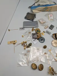 Samling af vintage medaljer, pins og militære knapper