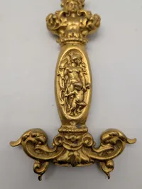 Fransk forgyldt bronze sværdhæfte med mytologiske figurer