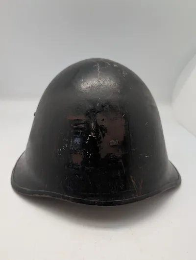 Tilhørt Holger Danske modstandsmanden Erling Reck-Magnussen ( “Gustav” fra HD-IIIs 5-mandsråd)  Model 41 H.D hjelm 