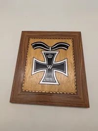Trærelief med Jernkorset 1870-motiv