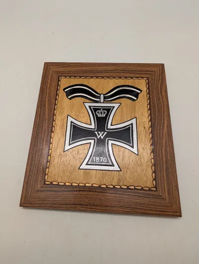 Trærelief med Jernkorset 1870-motiv