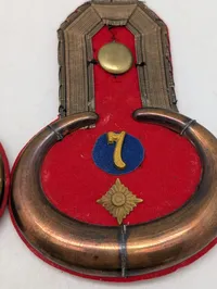 Et par antikke Tysk epauletter med numrene 5 og 7