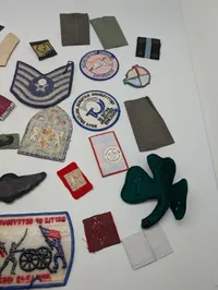 Samling af militære og civile stofmærker, distinktioner og emblemer