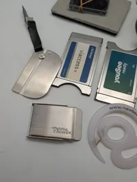 Samling af vintage kontorartikler og værktøj herunder brevvægt og stempel