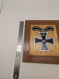 Trærelief med Jernkorset 1870-motiv