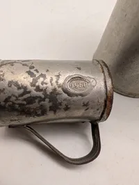 To antikke danske mål i metal, dateret 1948 og 1950