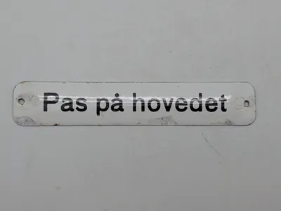 Emaljeskilt med teksten "Pas på hovedet" DSB
