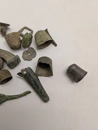 Samling af antikke fingerbøl og metalfund i bronze og kobberlegering