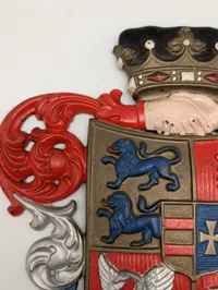 Støbejernsvåbenskjold med Slesvig-Holsten motiv og motto