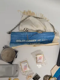 Samling af vintage medaljer, pins og militære knapper