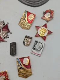 Samling af militære og civile ordener, epauletter og emblemer