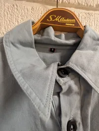 Wiking SS-uniformsjakke og lyseblå skjorte med emblemer, efter 45 