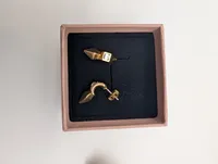 No. 44 Smykker Gold-Tone Stud Earrings and Filigree Brooch Set