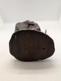 Håndskåret afrikansk træfigur af kriger med tromme og spyd