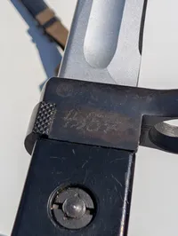 Tjekkoslovakisk VZ-58 bajonet med metalskede og lærredsfrog