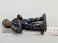 Metal figur i form af Frihedskæmper fra Maj 1945