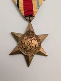 Britisk The Africa Star medalje fra 2. verdenskrig med originalt bånd