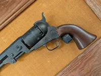 Klassisk Model 1851 Navy Revolver i Træramme