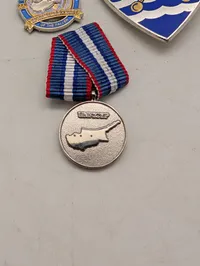Samling af militære medaljer og emblem, UNFICYP og NATO