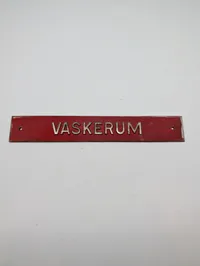 Vintage Kasserne skilt med teksten 'VASKERUM'