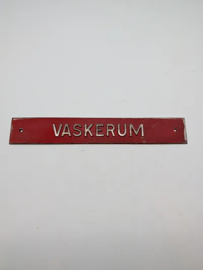 Vintage Kasserne skilt med teksten 'VASKERUM'