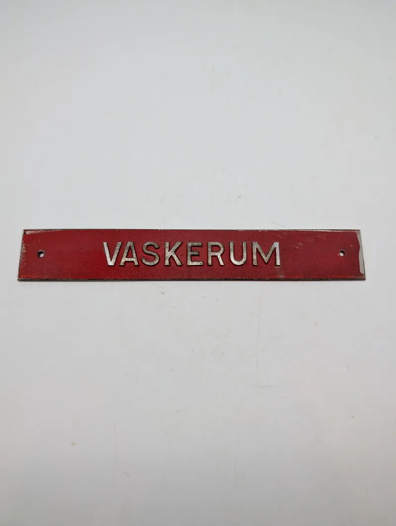 Vintage Kasserne skilt med teksten 'VASKERUM'