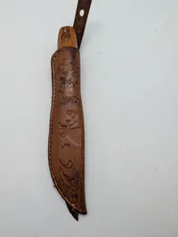 Norsk Tollekniv med Træskaft og Præget Læderskede