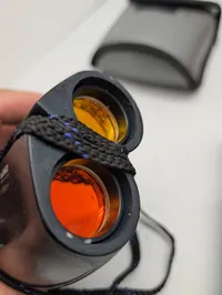 To par kikkerter med tilhørende etuier, herunder Focus Compact